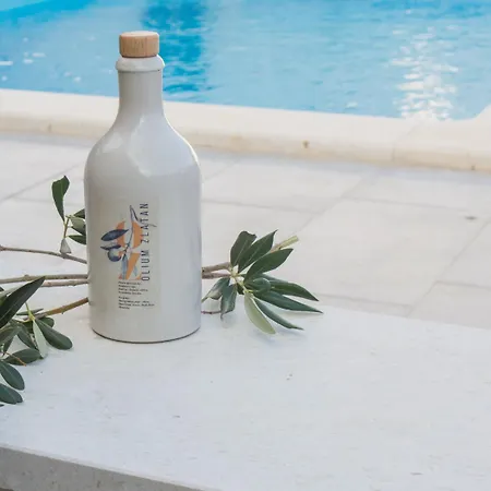 Kova Stari Grad (Hvar)